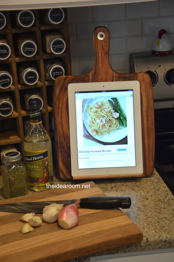 source: http://www.theidearoom.net/diy-ipad-holder