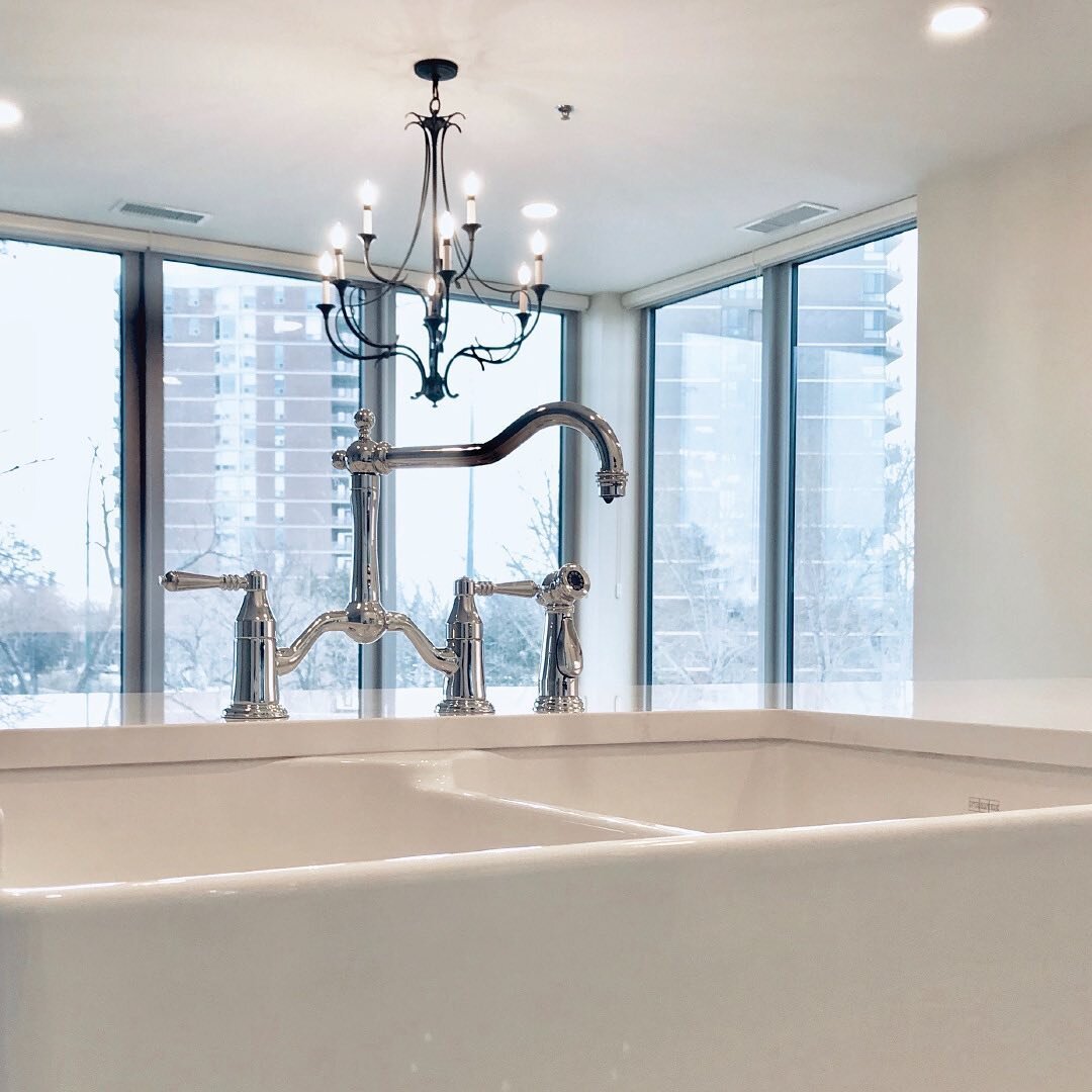 The seamlessly small details make a huge difference. The faucet and chandelier gives this kitchen the palace vibes that makes tasks like doing the dishes feel like royalty. ⁣
⁣
Deep double sink basins are a lifesaver when you have a big family or hos