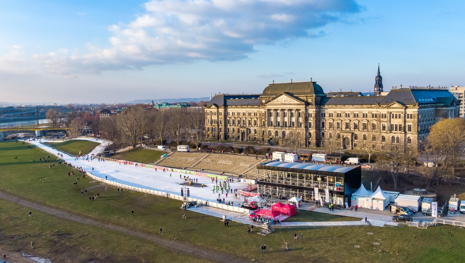 Aerial view of the race course in front of the State of Saxony’s Ministry of Culture building.