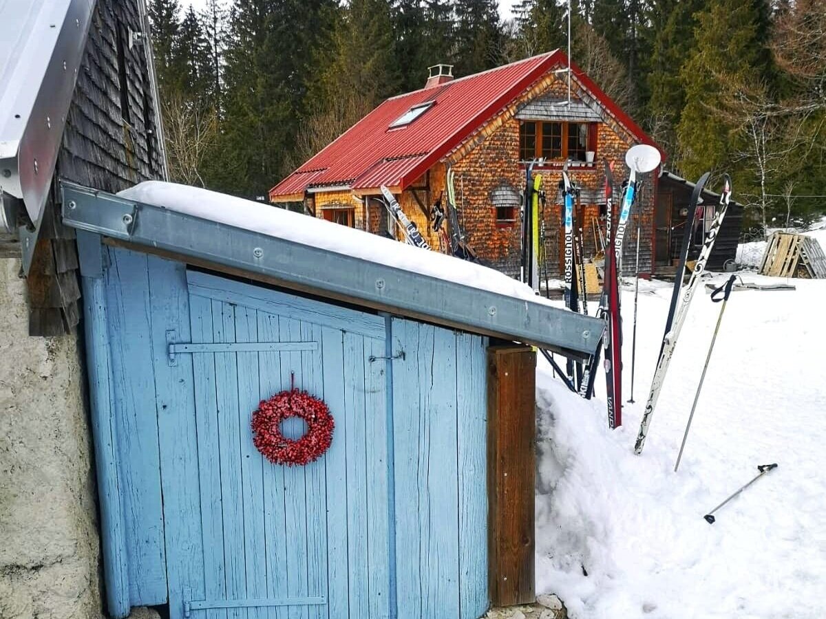 lumi-experiences-france-jura-hut.jpg