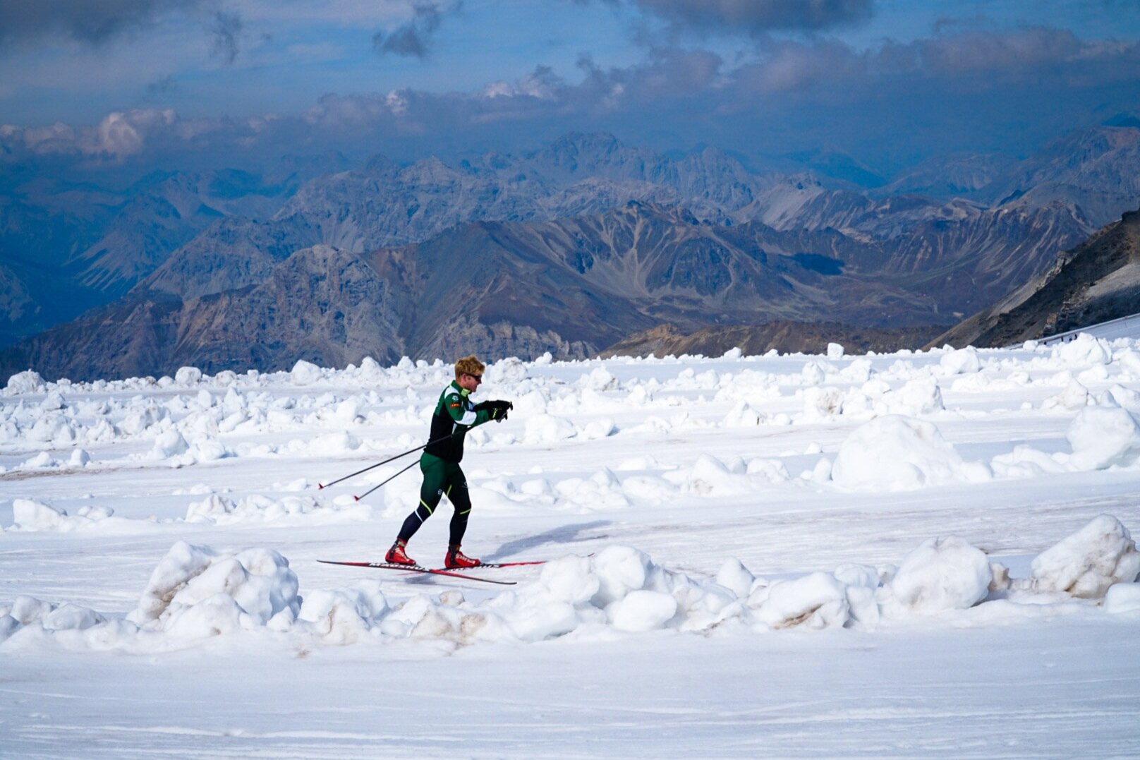 lumi-experiences-ski-picking-2.jpg