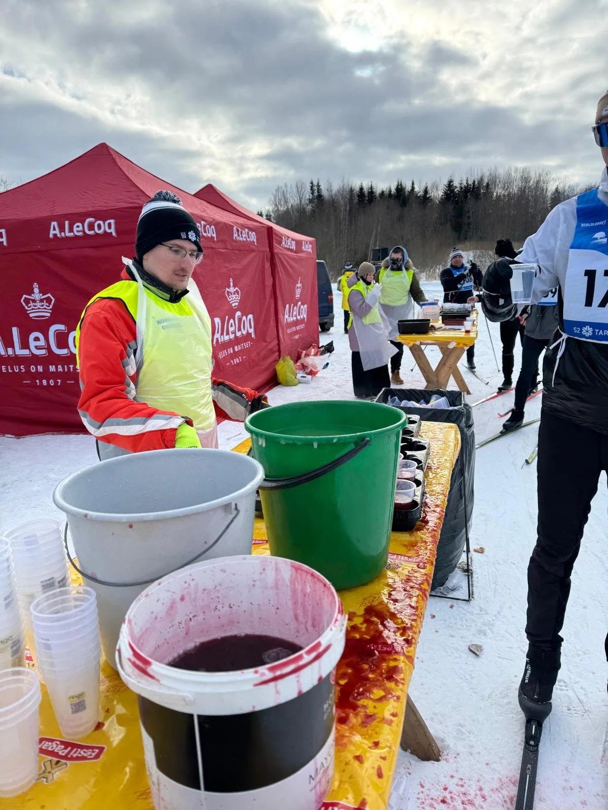 2 Volunteers work to keep the blueberry soup warm at the Tartu Ski Marathon.jpeg