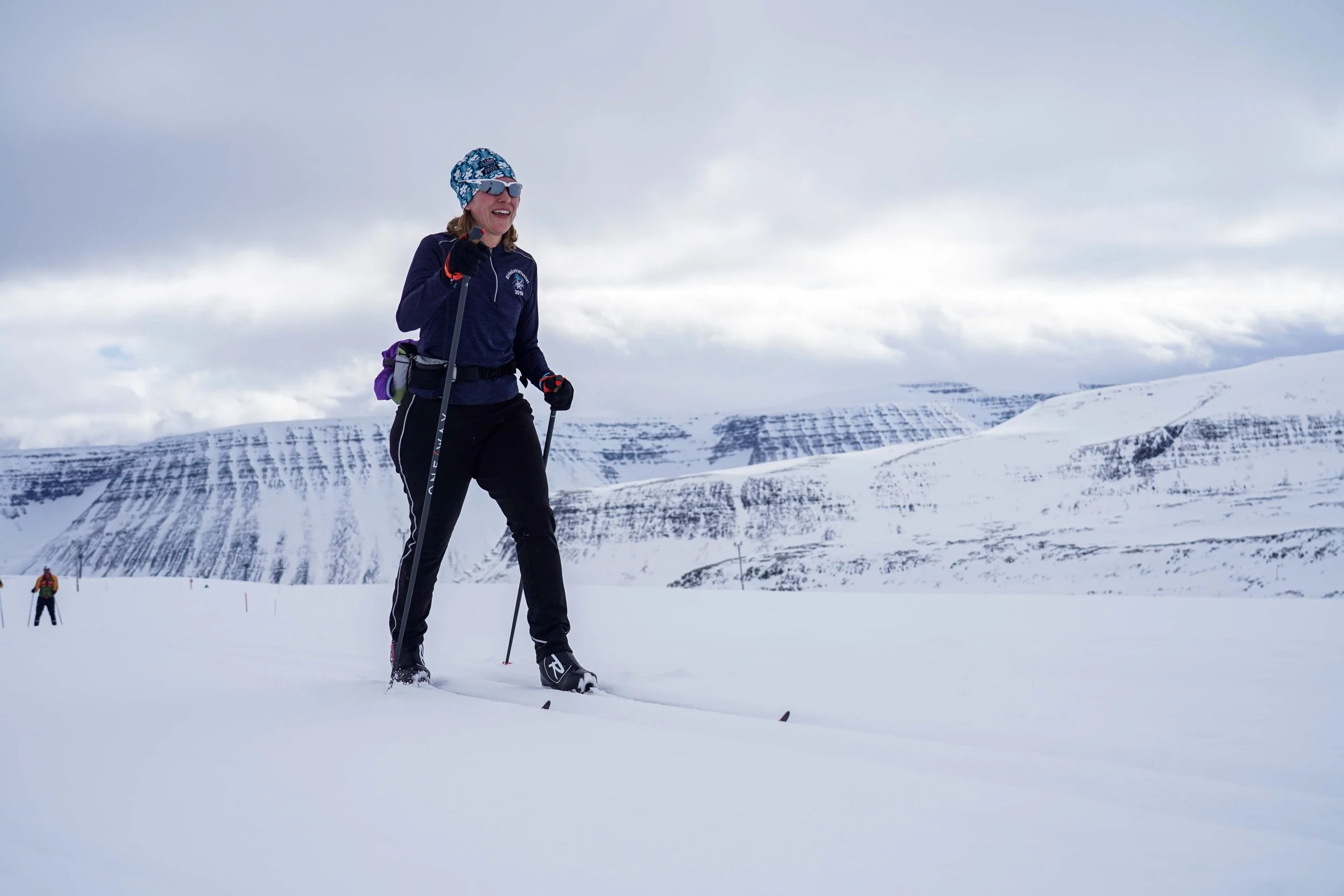 Lumi cross-country-skiing guest on a windswept landscape in Iceland