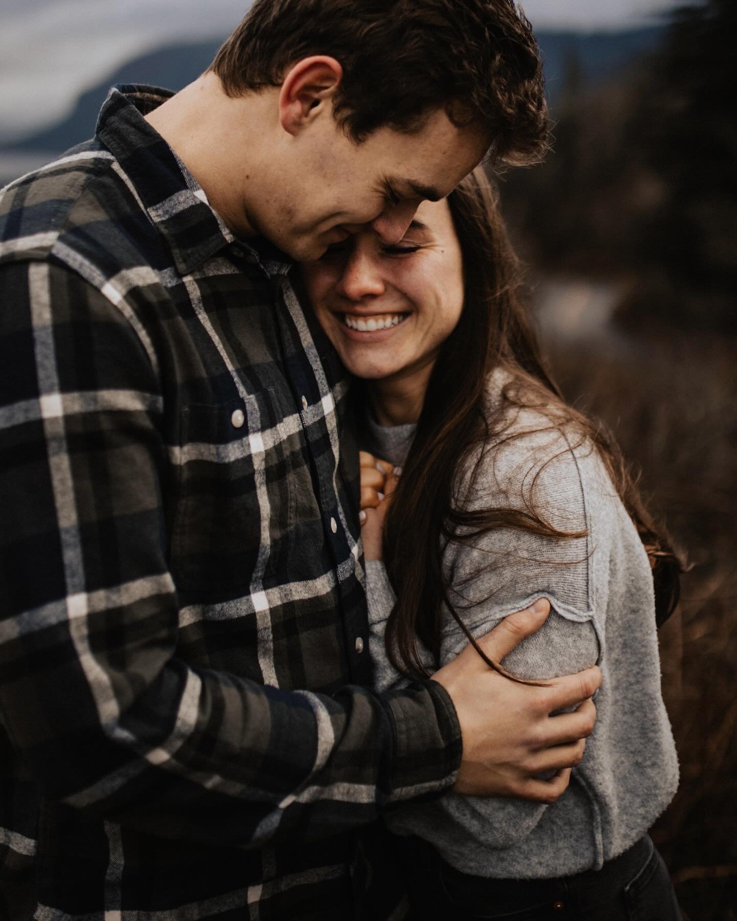 Leah + Will | It was cold and the wind blew and the rain fell and I was lowkey fighting the flu &mdash; but these two were such troopers at their engagement session in the Gorge. Really loved how moody but warm and sweet these photos came out ⛰️

Wou