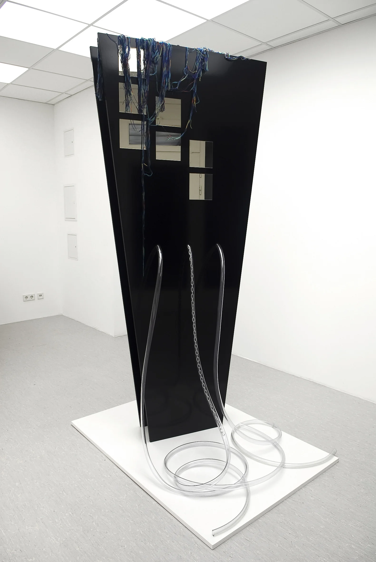 "Falcos Grab", Gallery Kai Hoelzner, Berlin