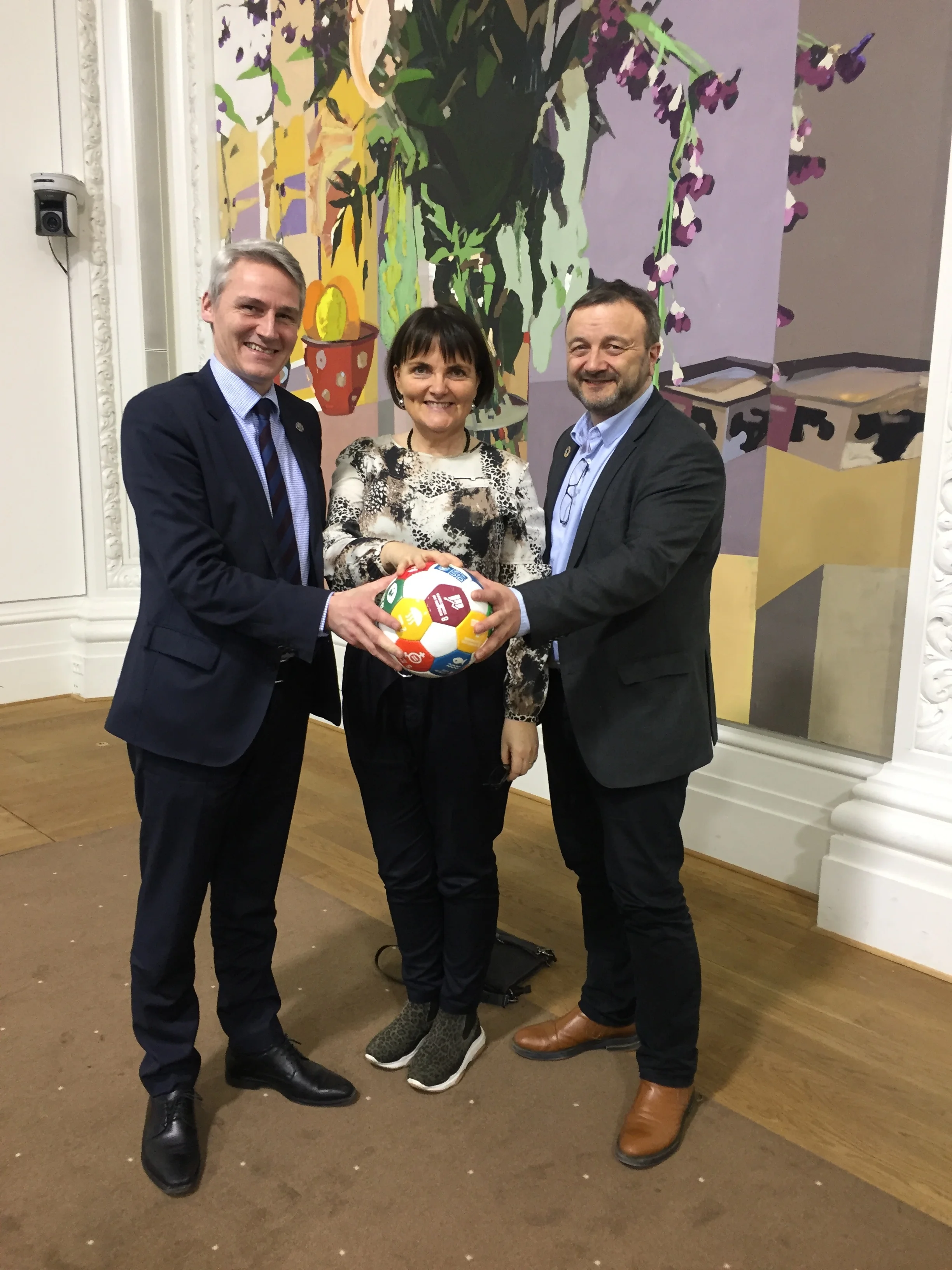 Burðardyggu heimsmálini í einum Norðuratlantiskum perspektivi