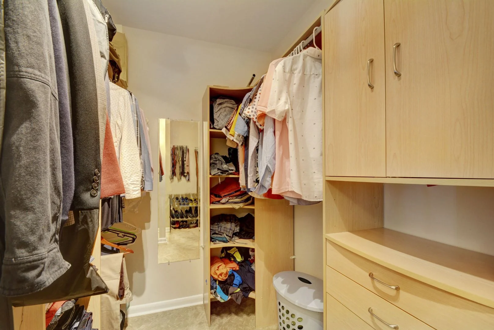 walk in closet.jpg