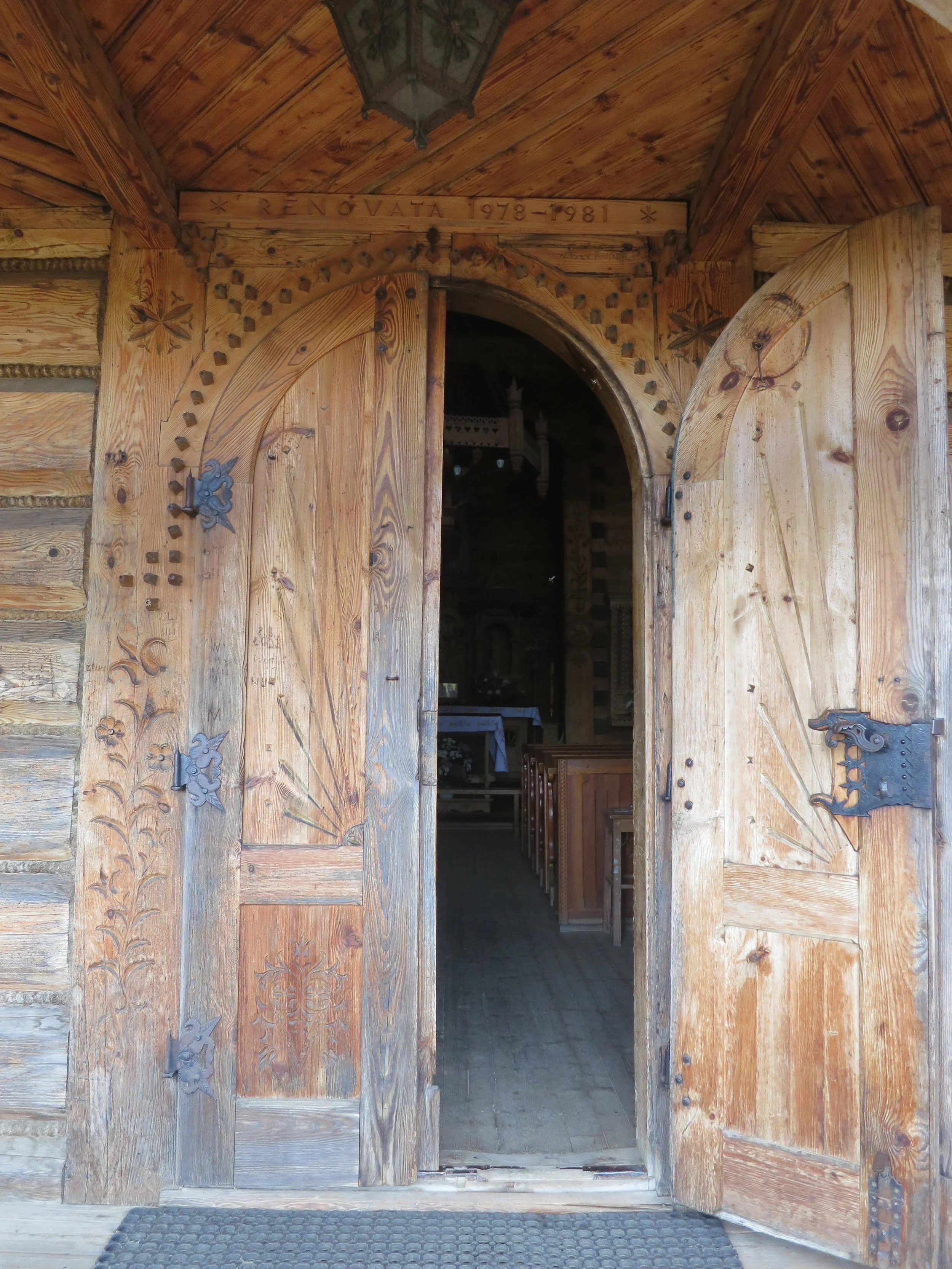 door-chapel-of-the-sacred-heart-of-jesus-poland.jpg