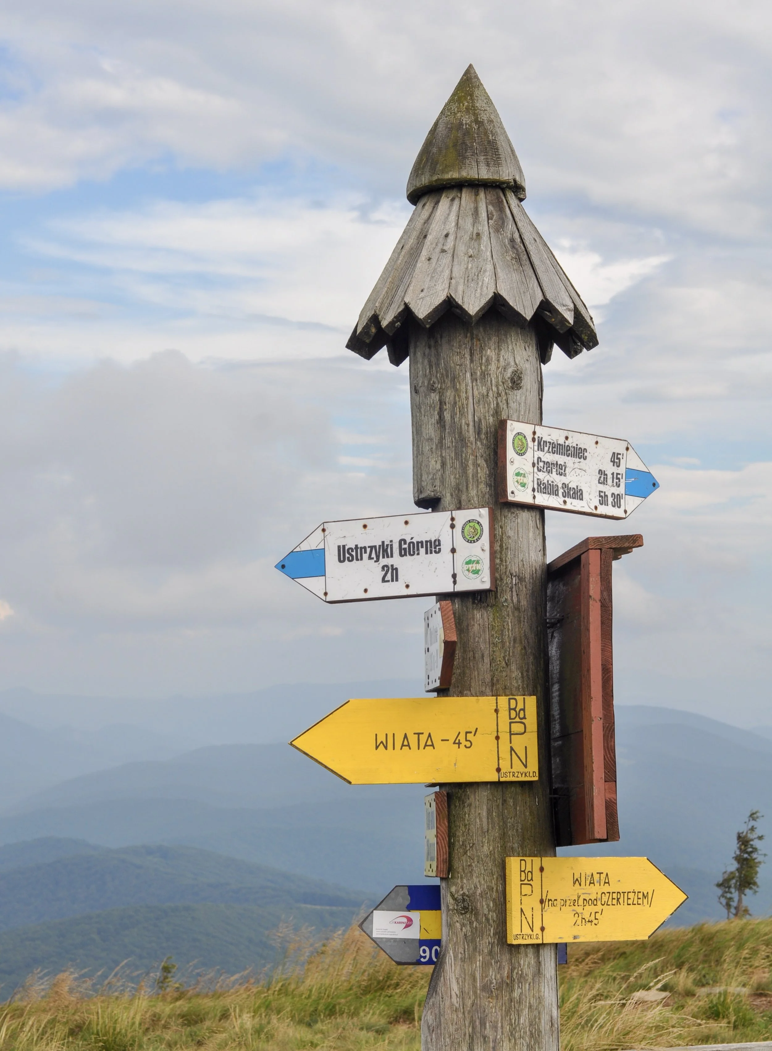 Signpost with arrows pointing out the various trails on the Tri-Border hike in the Bieszcady Mountains