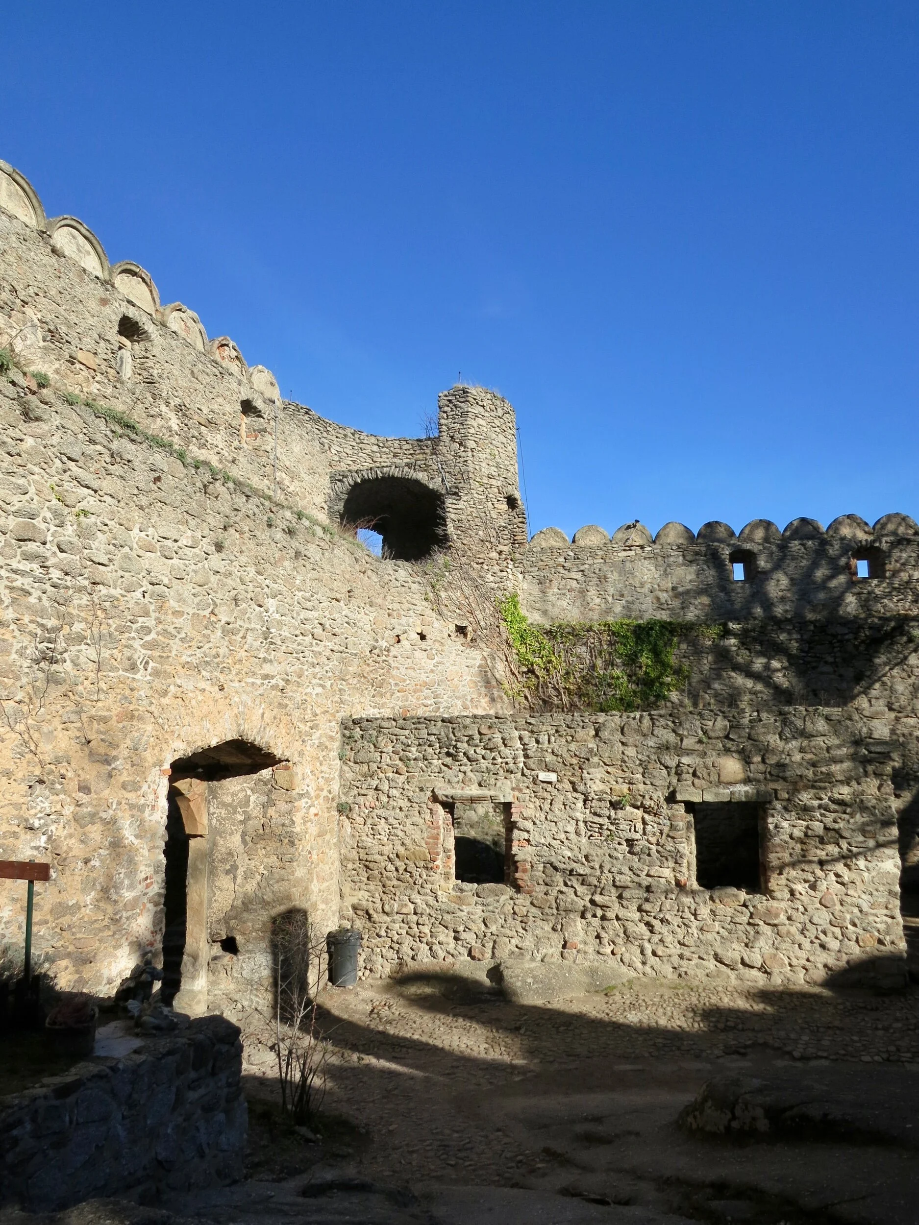 Chojnik castle interior walls
