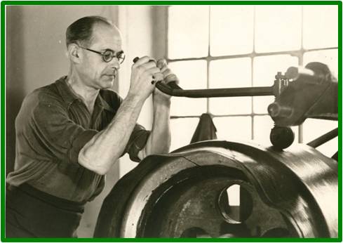 Foto histórica de la fabricación individual y manual de las llantas.