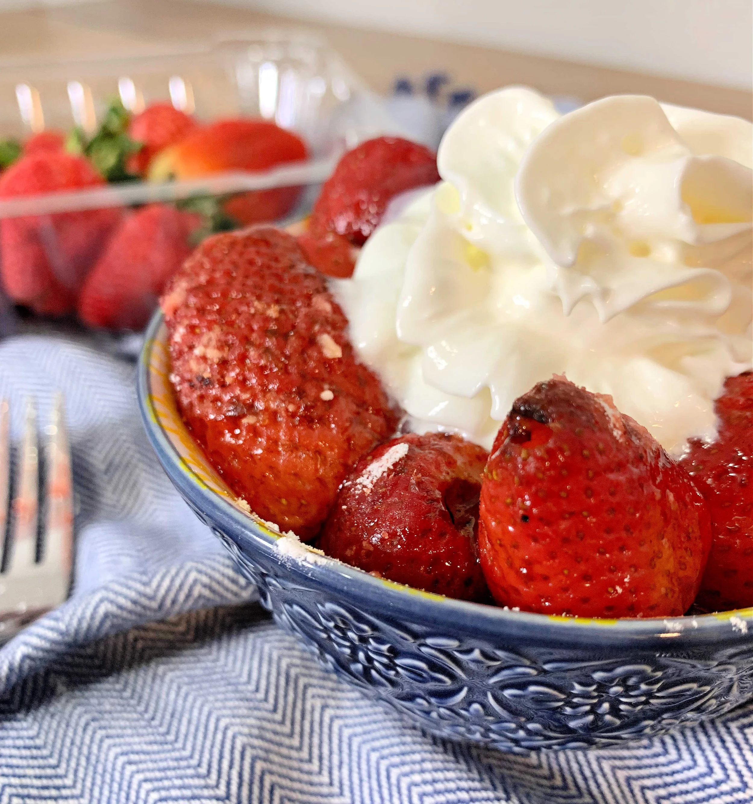 5 Minute Juicy Air Fryer Strawberries with cinnamon - Easy Low Carb Dessert