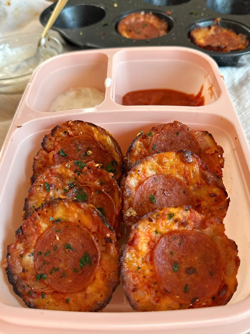 These low carb high protein pizza bites with cottage cheese are a healthy pizza-inspired snack made with almond flour, mozzarella, and sugar free marinara. Gluten free, meal prep friendly, and perfect for lunches or snacks.
