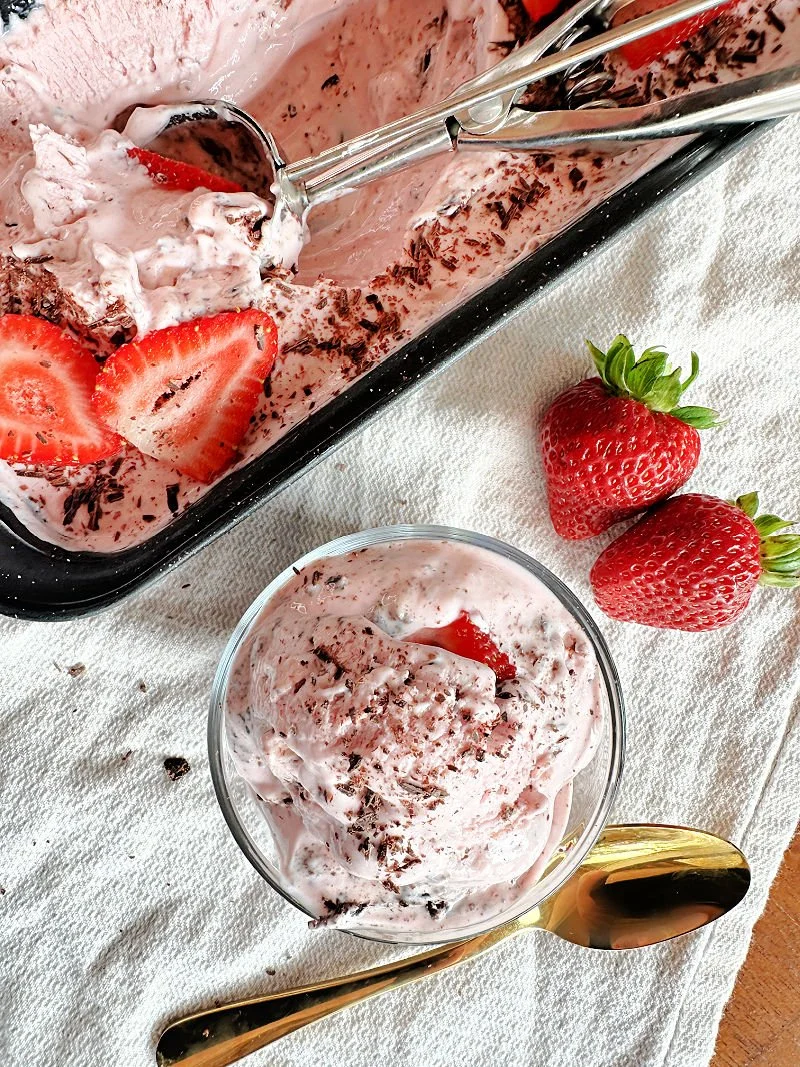 This high protein strawberry cottage cheese ice cream has shaved sugar-free dark chocolate, no ice cream maker, and only 4 ingredients. Blends in 10 minutes, freezes in 4 hours.
