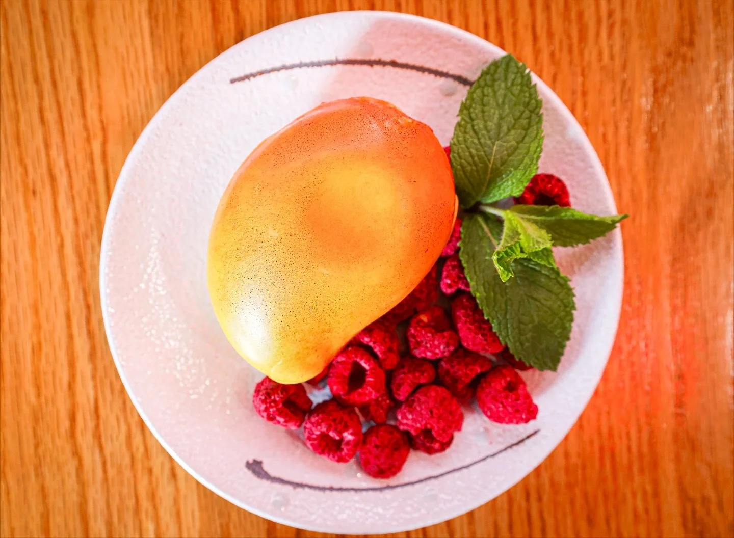 Is it cake? Is it fruit? 🥭 Nope &mdash; it&rsquo;s the illusion dessert everyone&rsquo;s been freaking out over. 👀✨ This hyper-realistic mango pastry is filled with creamy mango mousse + zesty mango jelly &hellip; all covered in silky white chocola