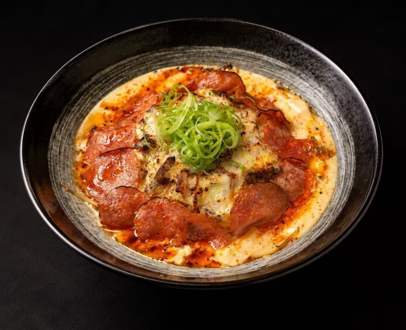 🍕🍜 CHICAGO, THIS ONE&rsquo;S FOR YOU! ❤️🏙️
Meet our Deep Dish Ramen &mdash; inspired by the iconic Chicago deep-dish pizza, with a ramen twist! 👀🔥
Rich, creamy, pan-fried ramen noodles tossed with wood ear mushrooms, cabbage, and bean sprouts, t