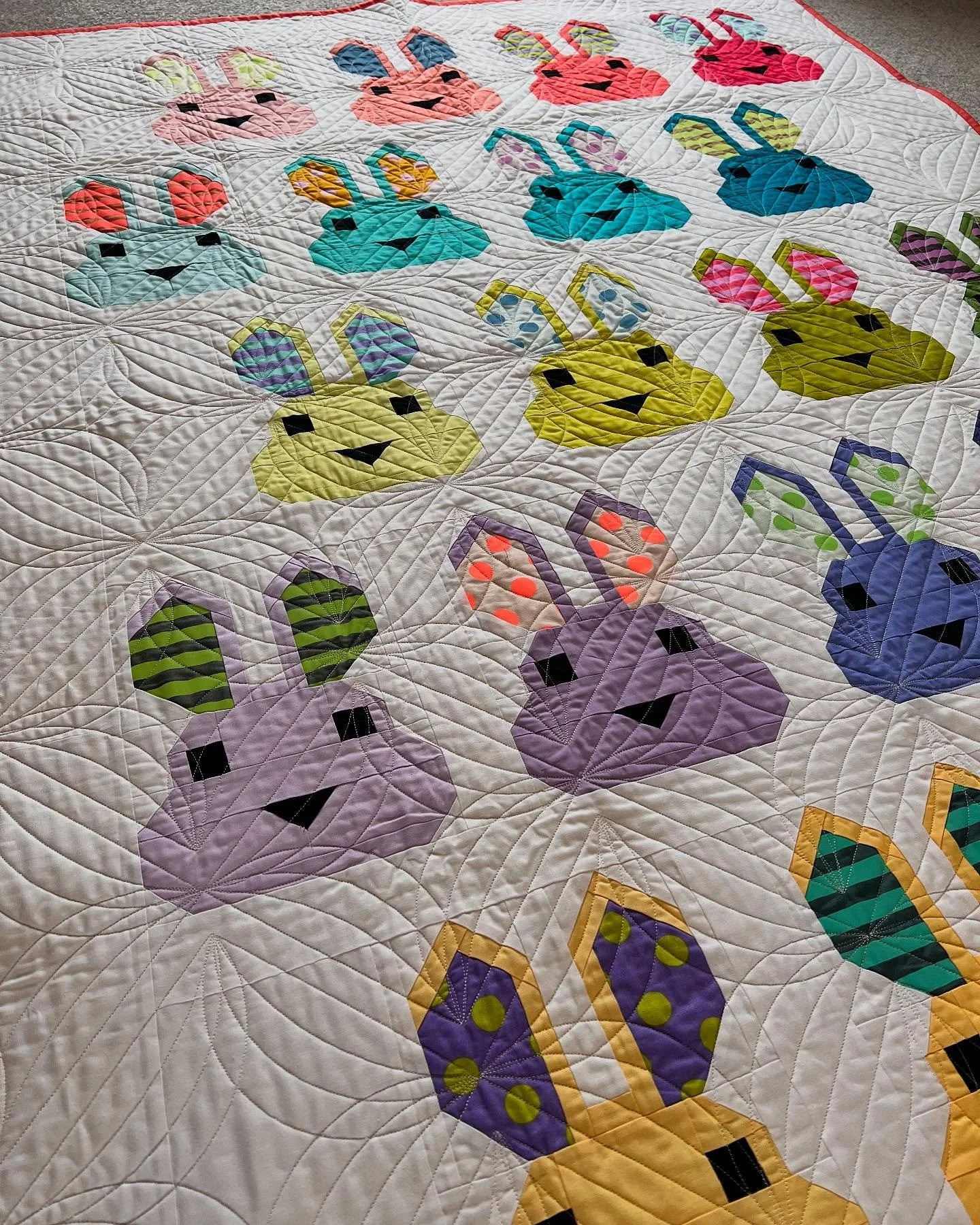 Happy Easter! I’ve been planning the colors for this bunny quilt for a long time and love how cheerful it is! I hope you and your families have a happy day as well!
Quilt pattern by @elizabethagh
Amazing quilting by @angiebrandlhandmade