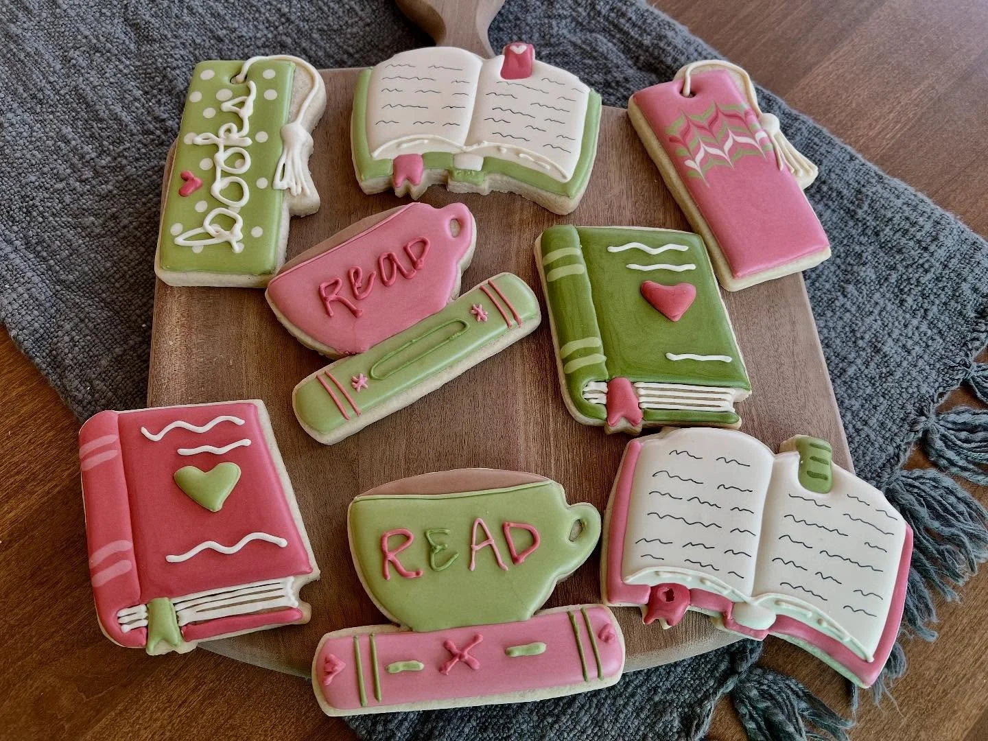 Books that are cookies? Two hobbies in one! Had fun making these for my library volunteer team annual brunch! We have the best team ever! π π