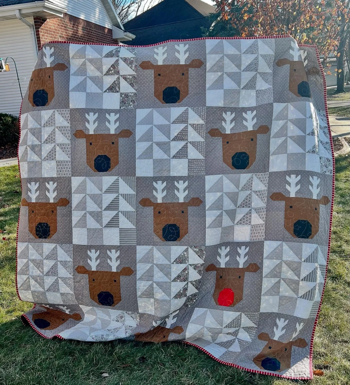 Finally some sunshine to grab some photos of this quilt! It’s a big quilt so getting pictures was hard! π This one took a long time! So many small pieces in each reindeer. But I love how it turned out!
Pattern by @elizabethagh
Quilting by @