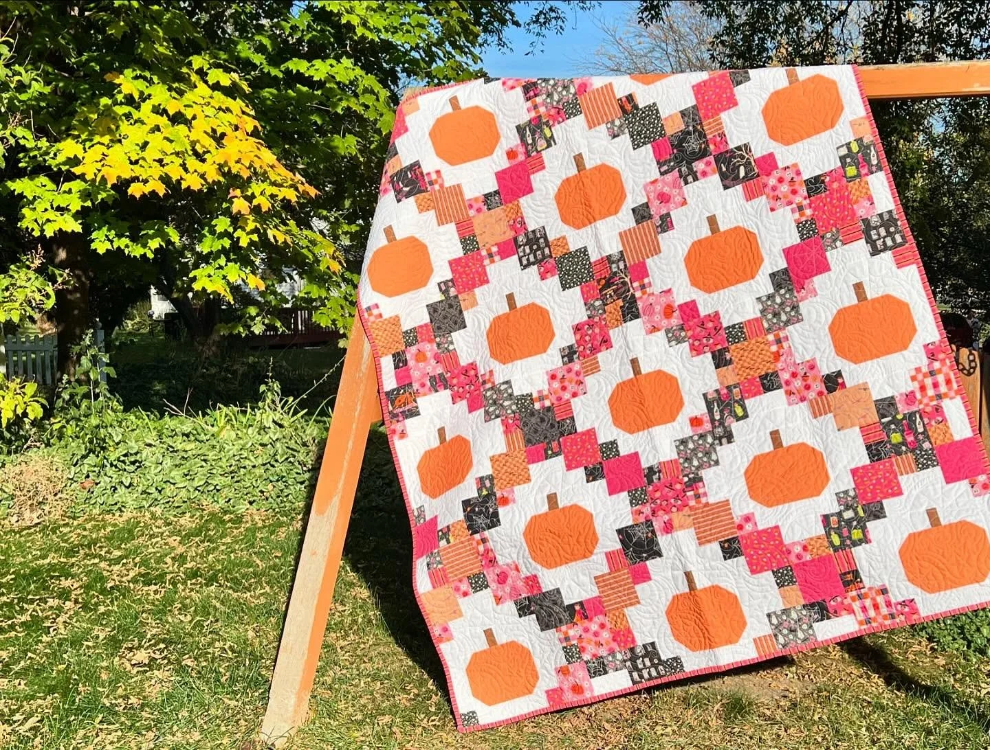 Halloween quilts part 2! This one came about because I fell in love with the pink and orange Halloween fabrics and kept cultivating a mix of them. I love how happy it is!
Pattern by @cluckclucksew
Quilting by @angiebrandlhandmade