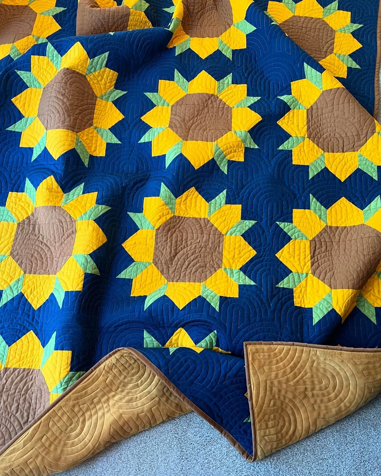 New happy quilt! I’ve been dreaming of making this quilt for a year now! It brings to mind fun trips to see the sunflower fields with my daughters! π»
Pattern: Swoon
Fabric: Pure Solids
Quilting: @angiebrandlhandmade