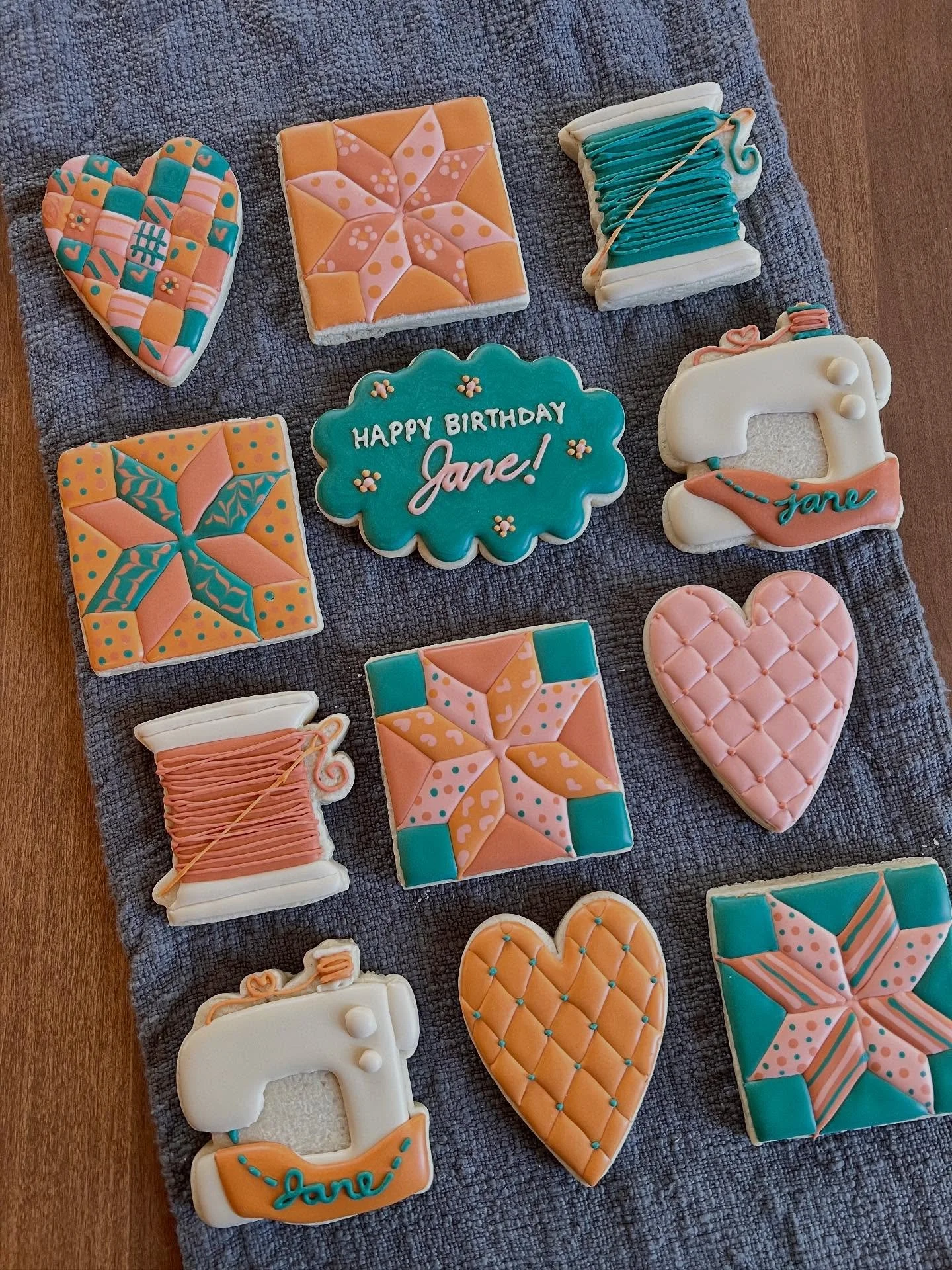 I&rsquo;ve always wanted to try quilt-themed cookies and this was as fun as I thought it would be! Happy birthday to my fellow quilter, @jaweier!