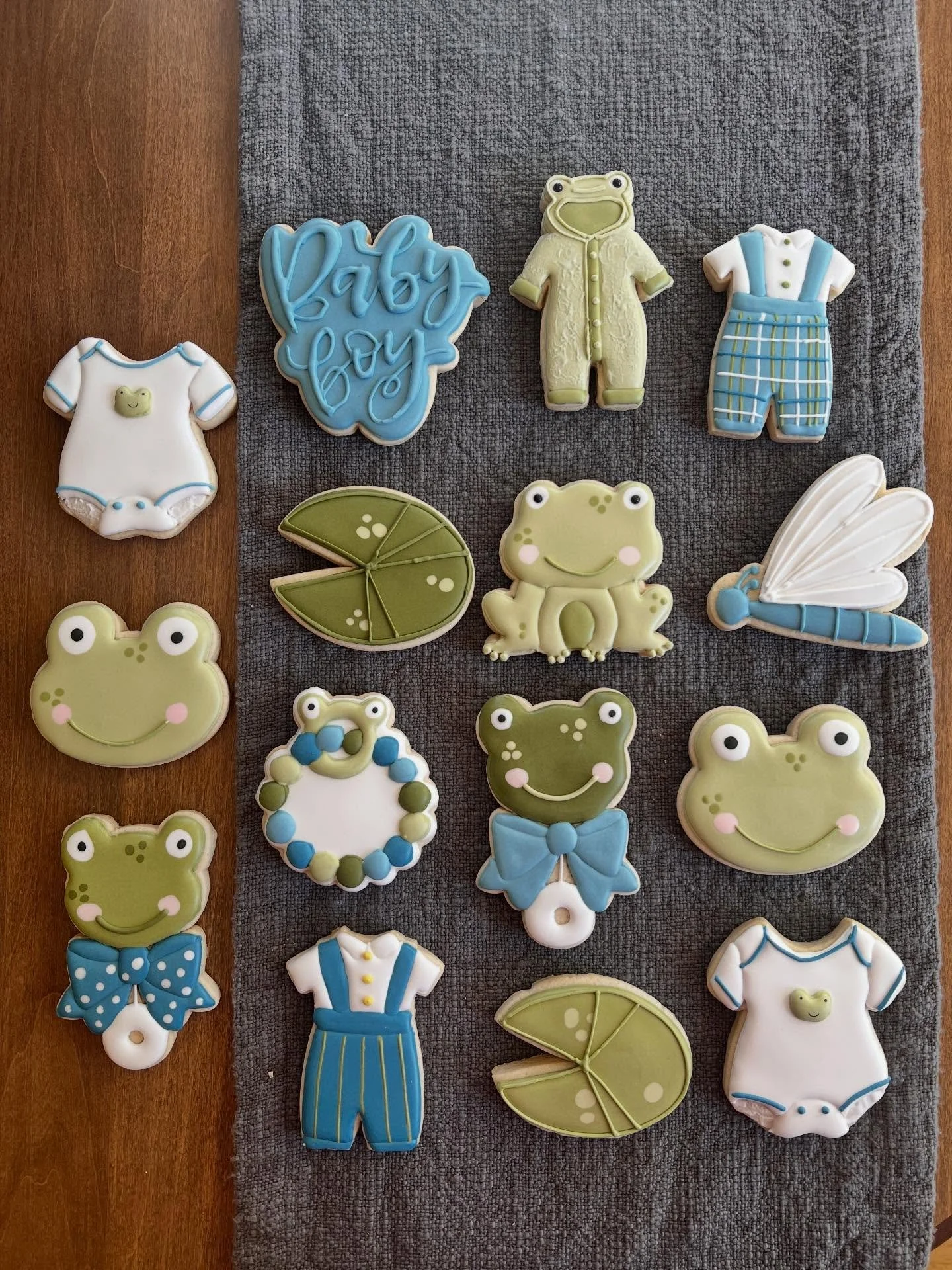 It was an honor to make these baby shower cookies! Question: how many frogs is too many? 😂 🐸 💚
