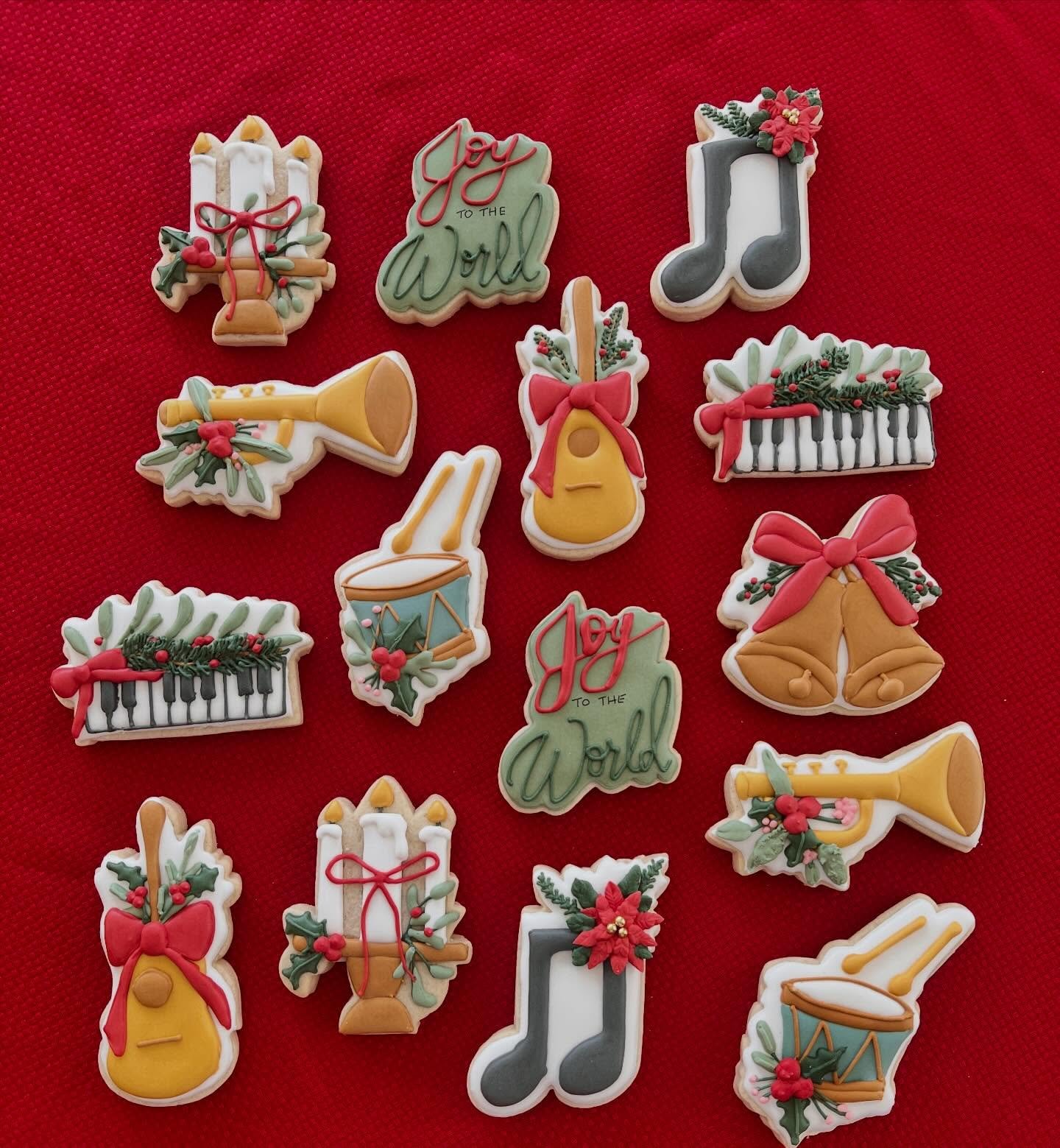 The third theme of advent is JOY! What a fun set to do! I loved incorporating all the musical instruments and give special thanks for @theflourshoppecookieco for designing these cutters for me! I just kept singing &ldquo;Joy to the World&rdquo; over 