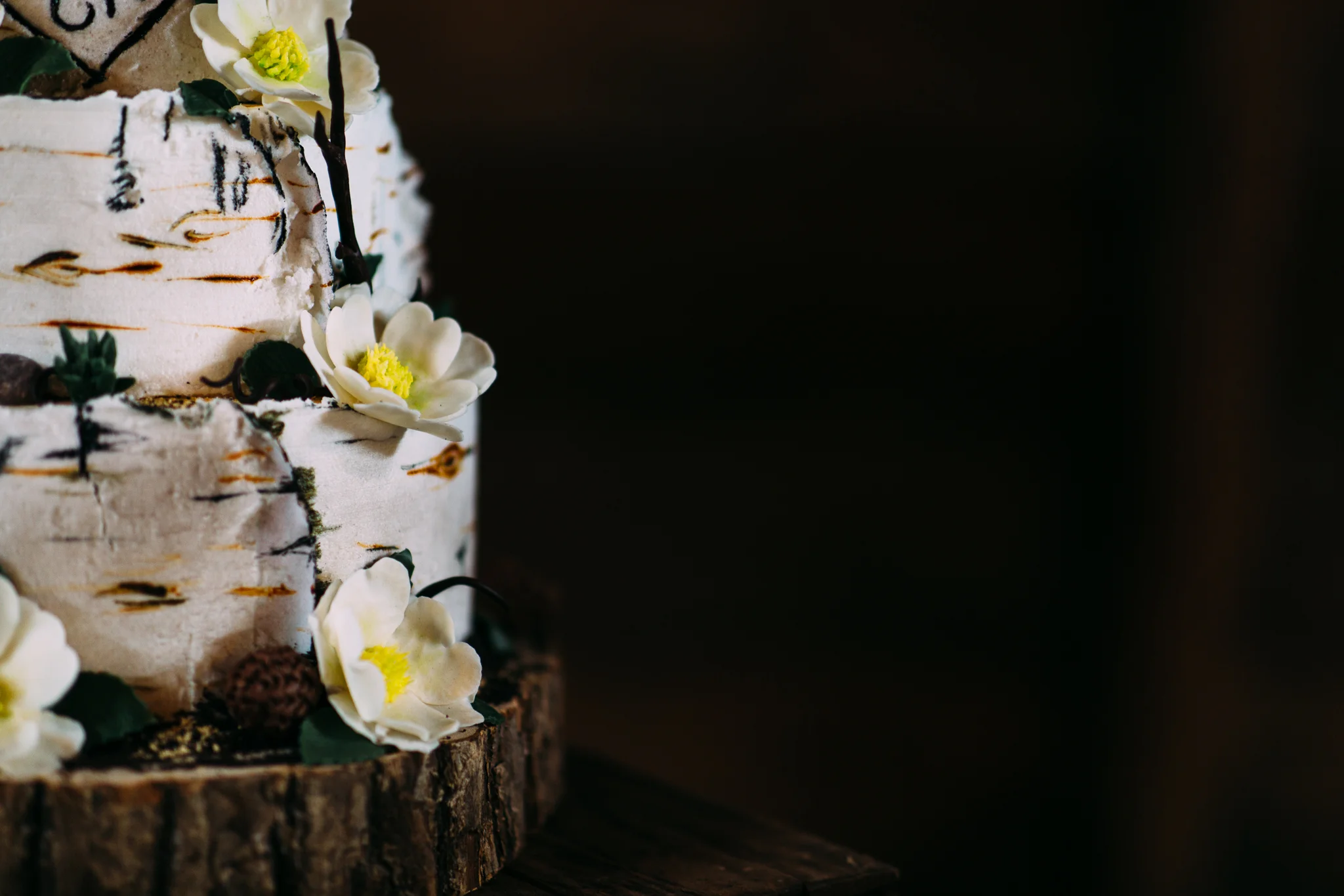 maine-wedding-cake-details-rustic-flowers.jpg