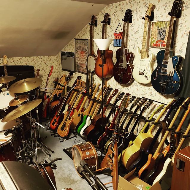 New guitar wall in my studio.❤🎸🎸🎸🎸🎸
#edhermann #theedhermannproject #guitarist #musiciandaily #guitars #guitarporn