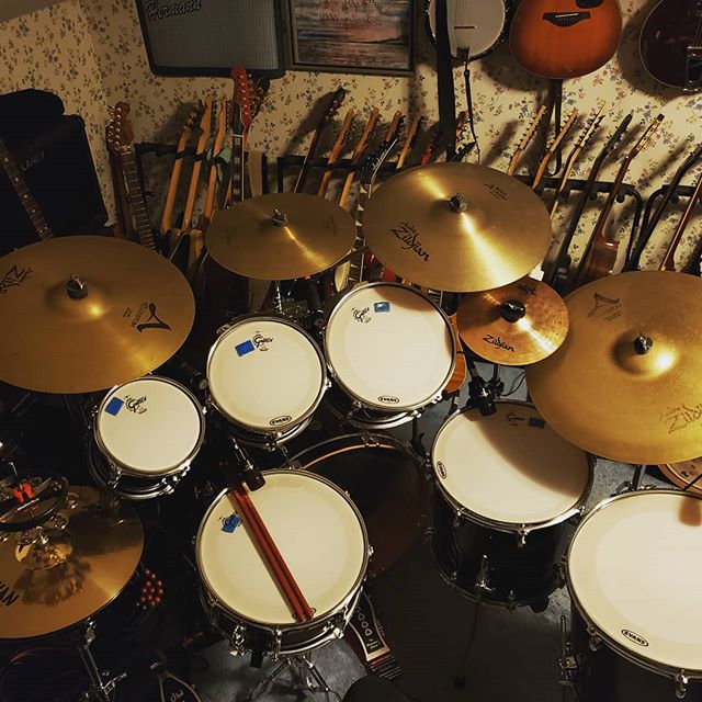 New drums.❤🥁
Some guitars in the background. ❤🎸
#edhermann #theedhermannproject #guitarist #musiciandaily #gretchdrums