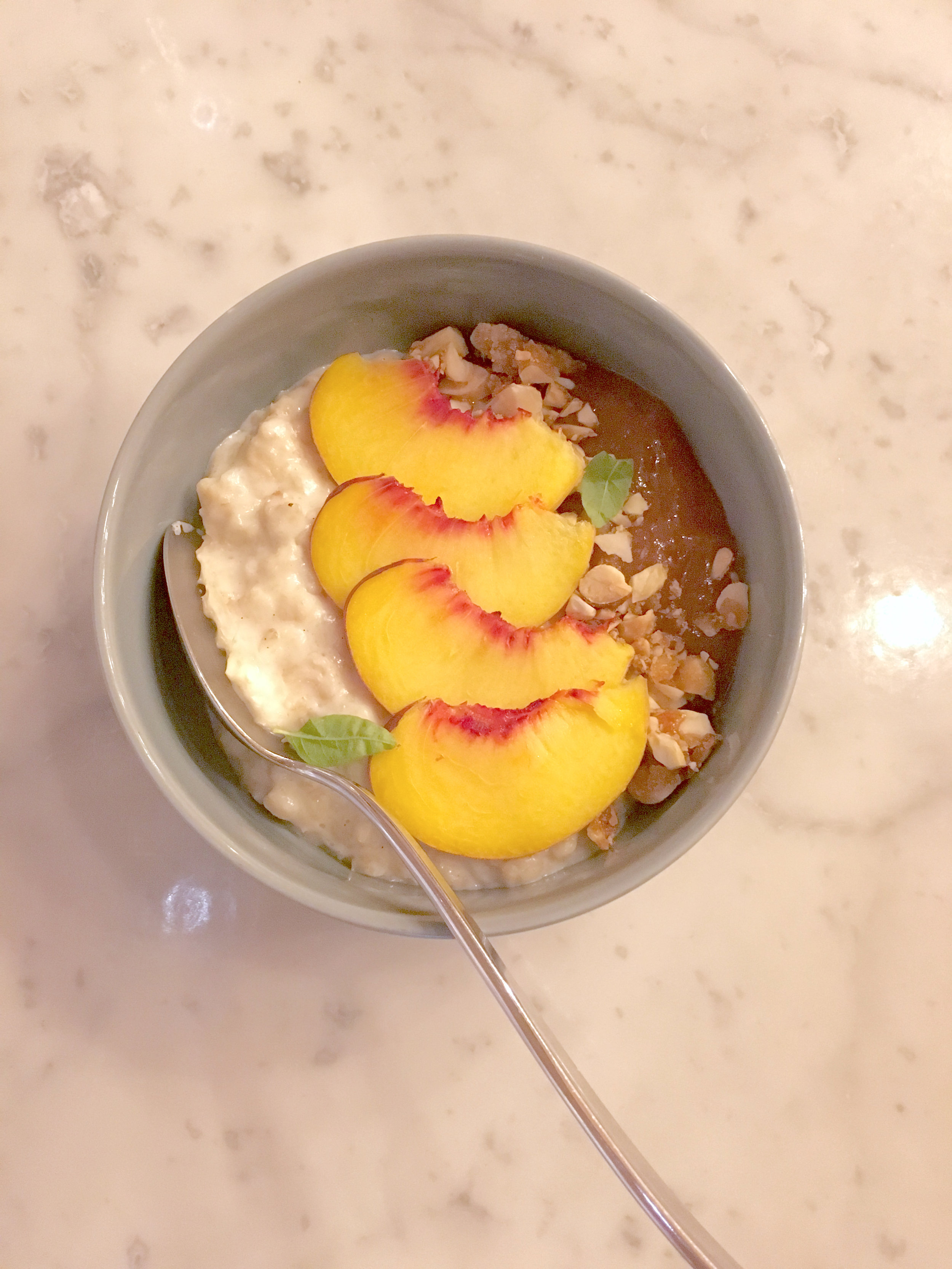Oat porridge with peaches and peaches compôte