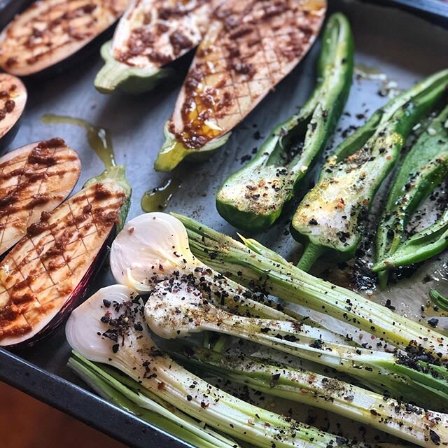 Roasted veggies, a treat from the farm and a lifetime obsession 💚🧡💜
Dishes like that make me realise how privileged I am to grow my own food at @lortofelice and to be able to access this kind of high quality, nutritious dense products every day.
F