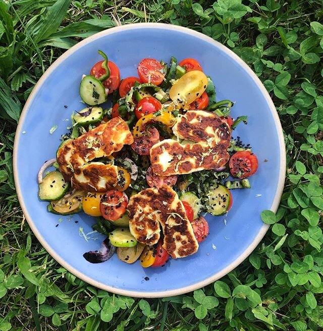 Fresh raw salad with grilled halloumi 
Just harvested at @lortofelice : fresh cucumbers, red and yellow tomatoes, fresh purple spring onions, raw zucchini, raw green and yellow peppers + grilled halloumi cheese, black sesame, olive oil and lemon zest