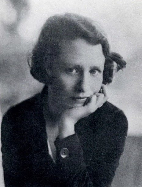 Edna_St._Vincent_Millay_Portrait_(c._1920) (1).jpg