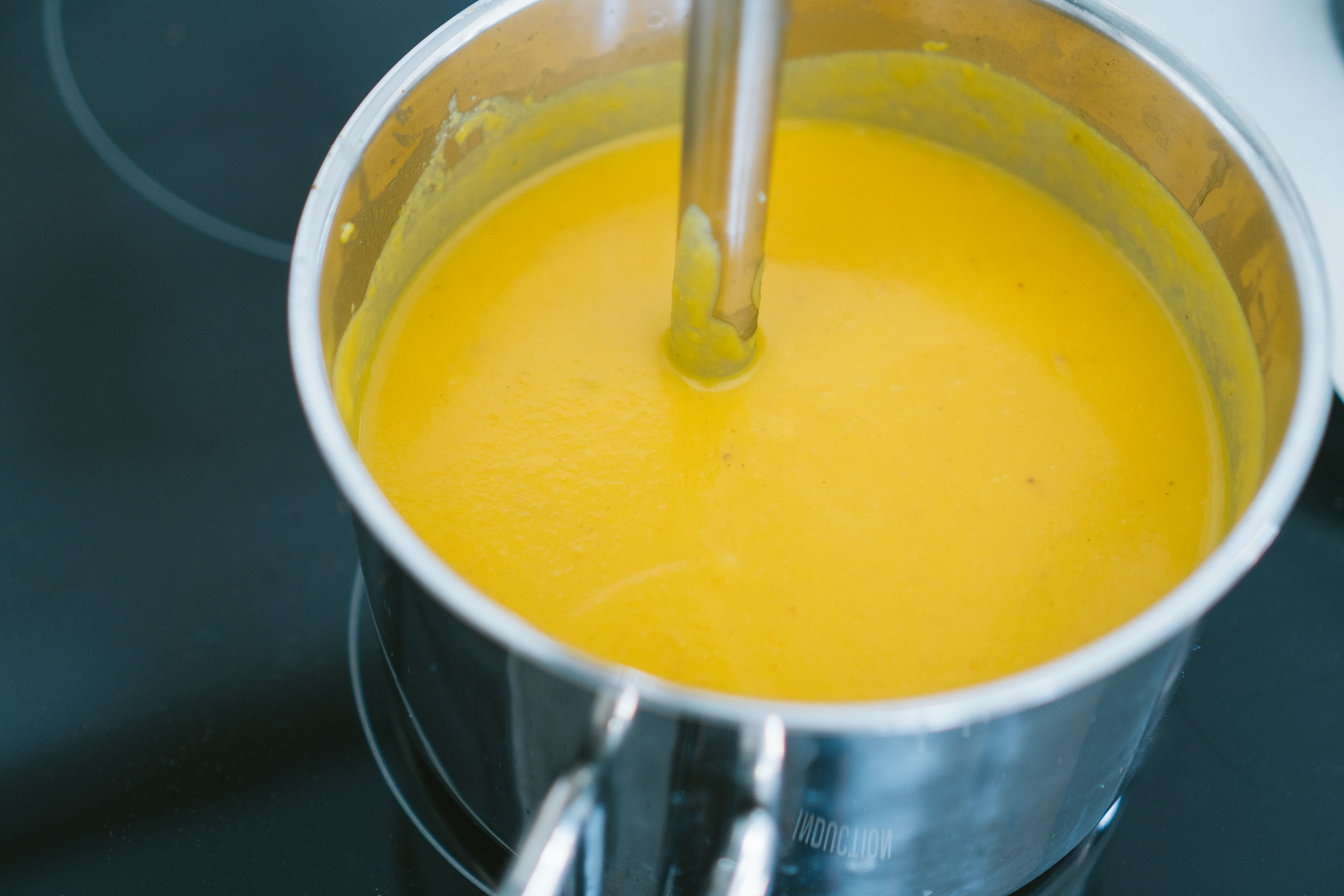 Blend until you reach a smooth consistency & squeeze in a bit of lemon juice.