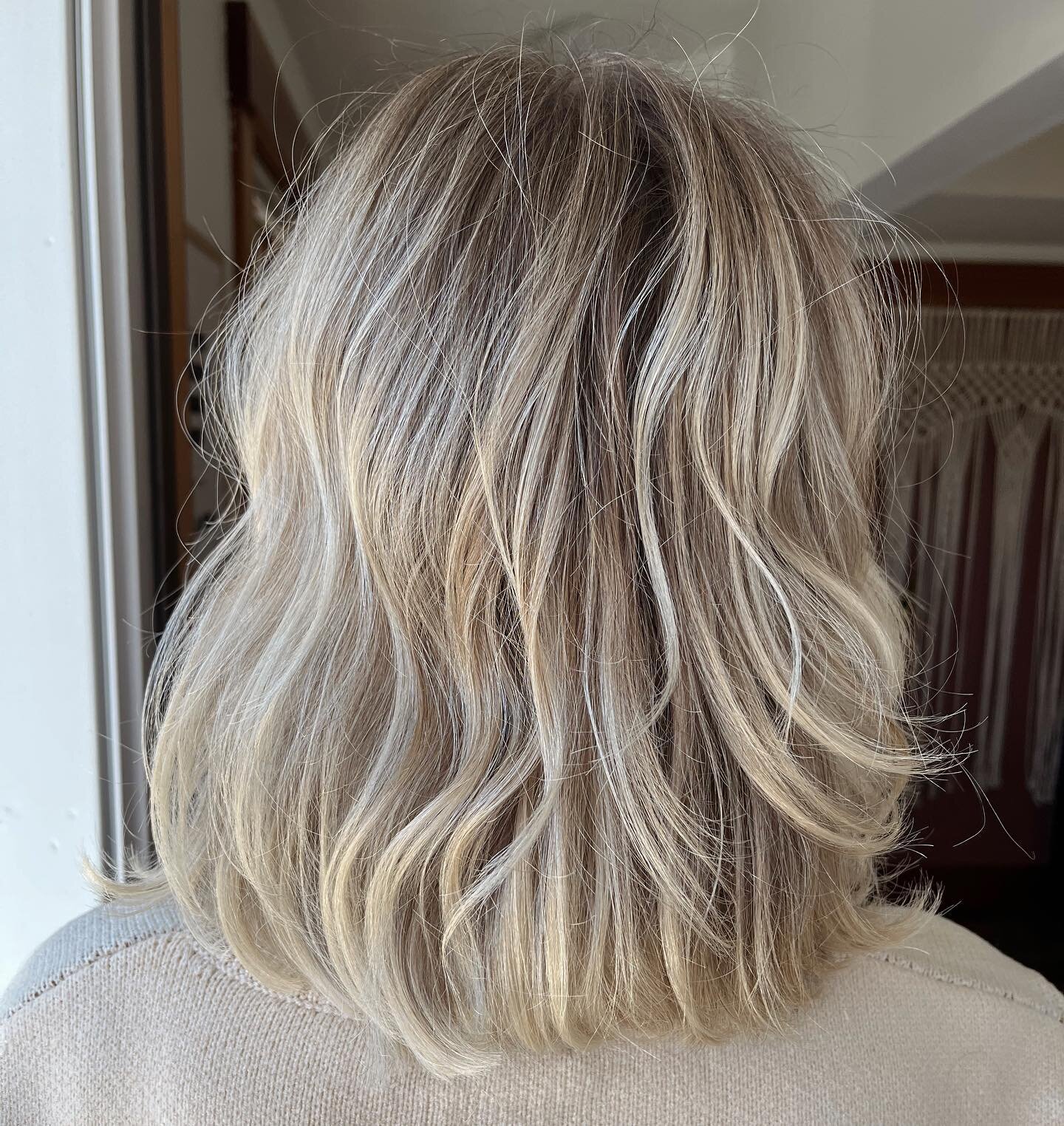 Keep. It. Bright. LEAVE. THAT. DEPTH. 👏🏾 @jennifergracecreative hadn&rsquo;t had her hair highlighted for 8 months, and wanted to look bright blonde again. We left her beautiful natural base as her low light, and just added some lived in highlights