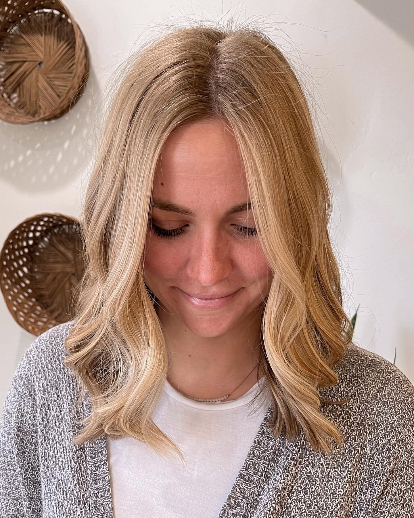 Super natural ⚡️CHECK. @mane_ivy full blonding technique for the WIN. @kaelahhope had never colored her hair ever, and wanted to have a natural but brighter blonde. We toned her with a warmer formula which keeps her golden for summer ✨