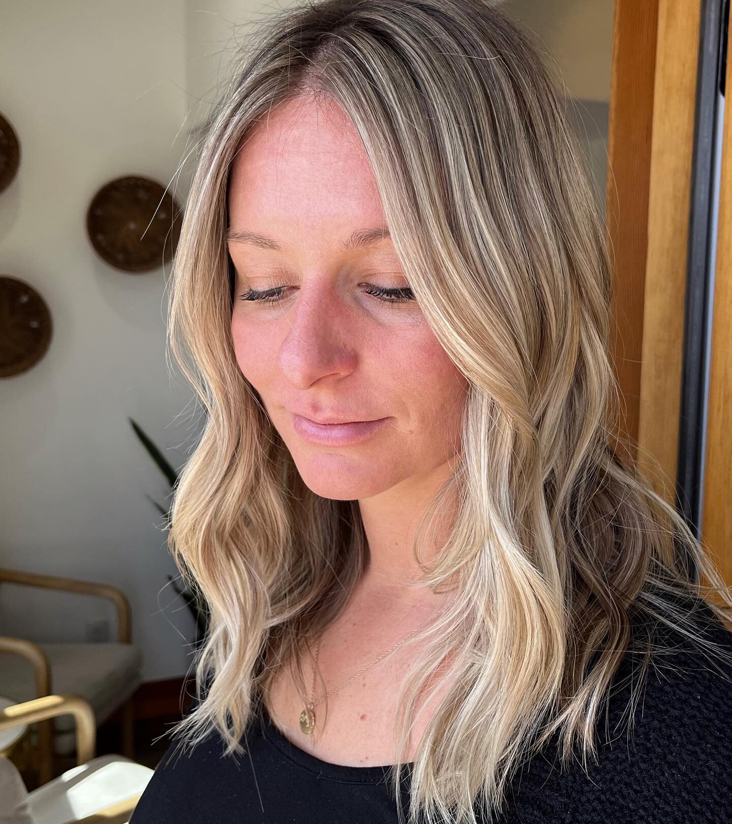 Oh hellloo honey ⚡️🍯 we brightened up @tfields24 for summer with a foilyage technique. Maintaining a natural grow out while keeping it light and bright is very important for most women, and you CAN achieve both with the correct placement of foils, a