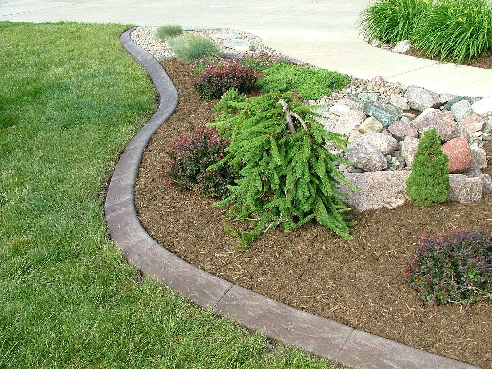 Concrete-Landscape-Edger.jpg