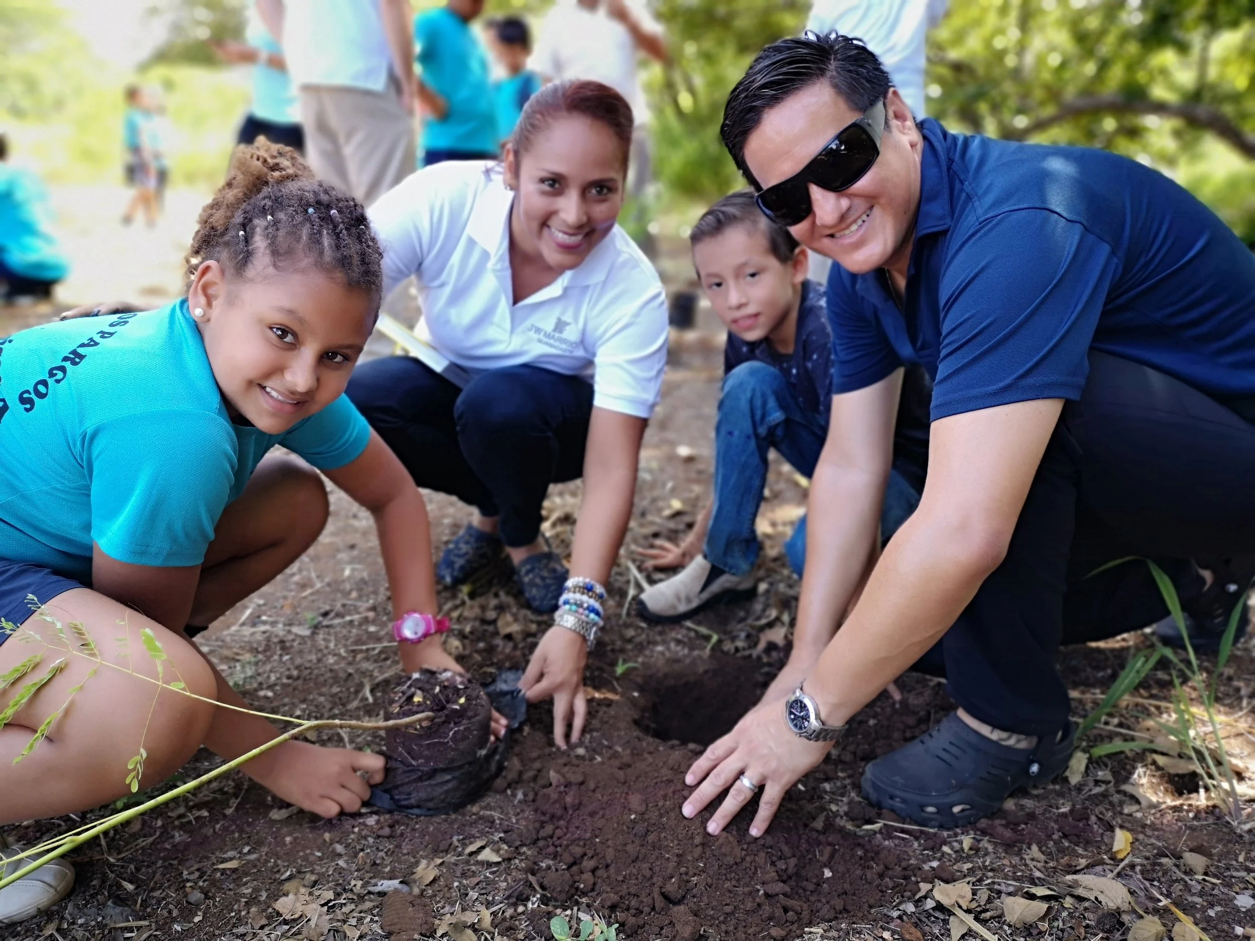 Niños plantando árboles educación ambiental