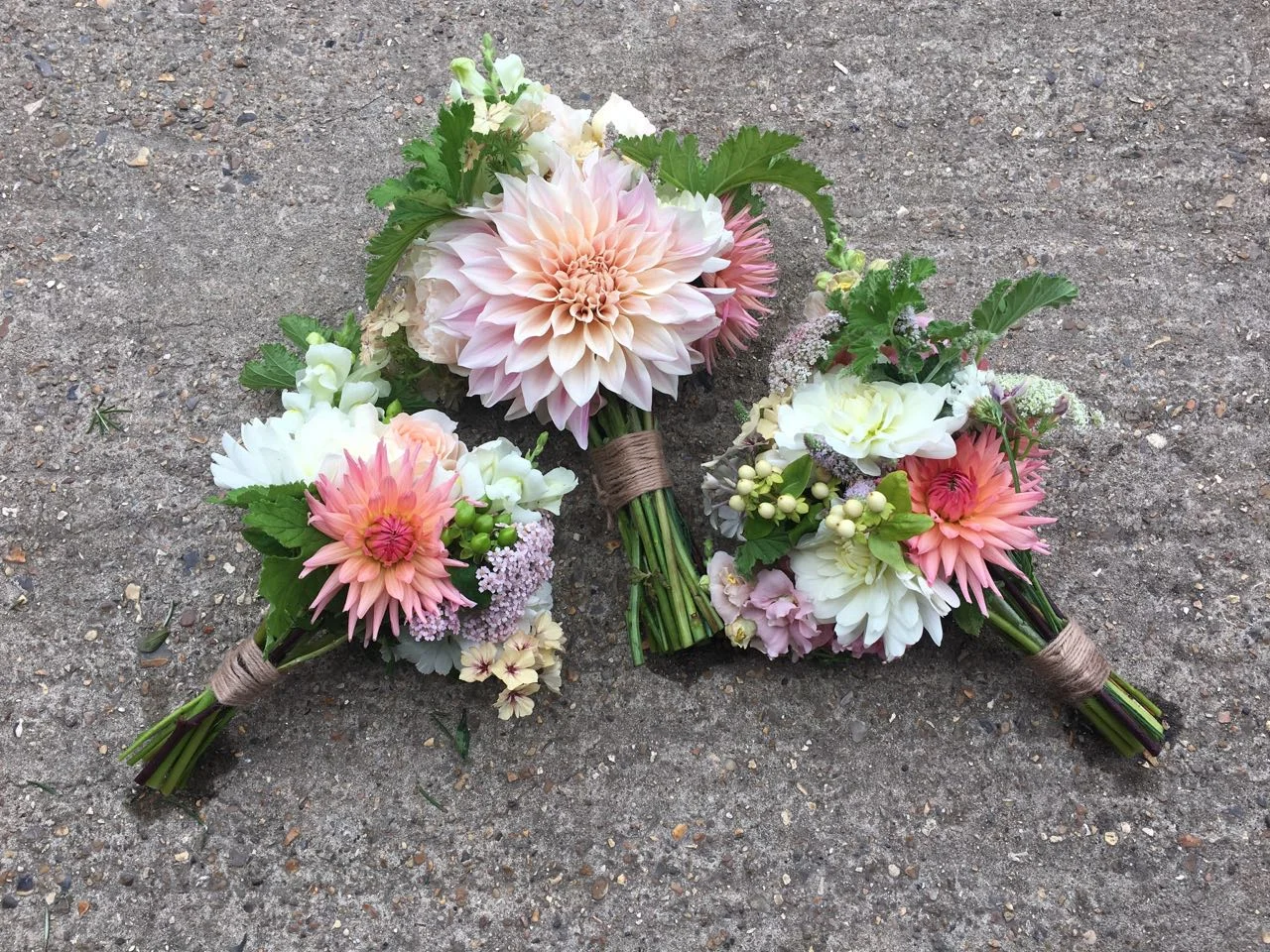 Cafe au Lait in the Brides bouquets with Preference and Karma Serena in the Bridesmaids