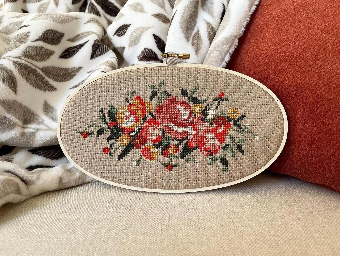 5&rdquo;x9&rdquo; Chaotic Roses
-
And ofc I&rsquo;d accidentally put it back in the loop upside down and sow the back 🥲😂
-
Find the pattern @junebuganddarlin