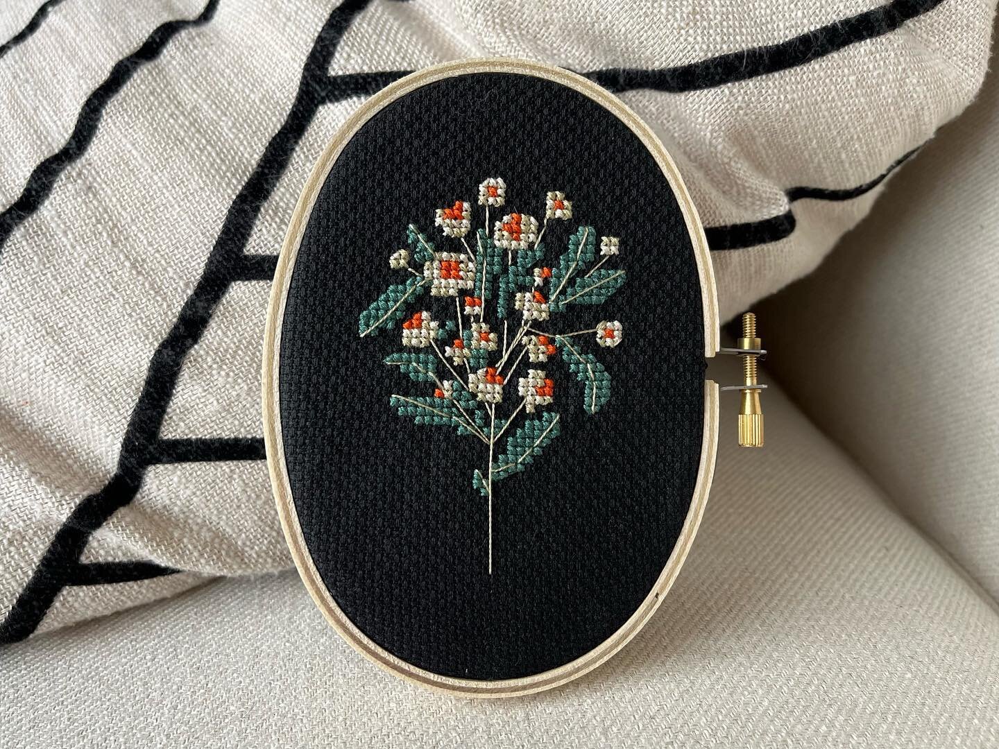 Continuing the flower series and loveeee the dark background! 3&rdquo;x5&rdquo; in wood embroidery hoop
-
Find the pattern @junebuganddarlin