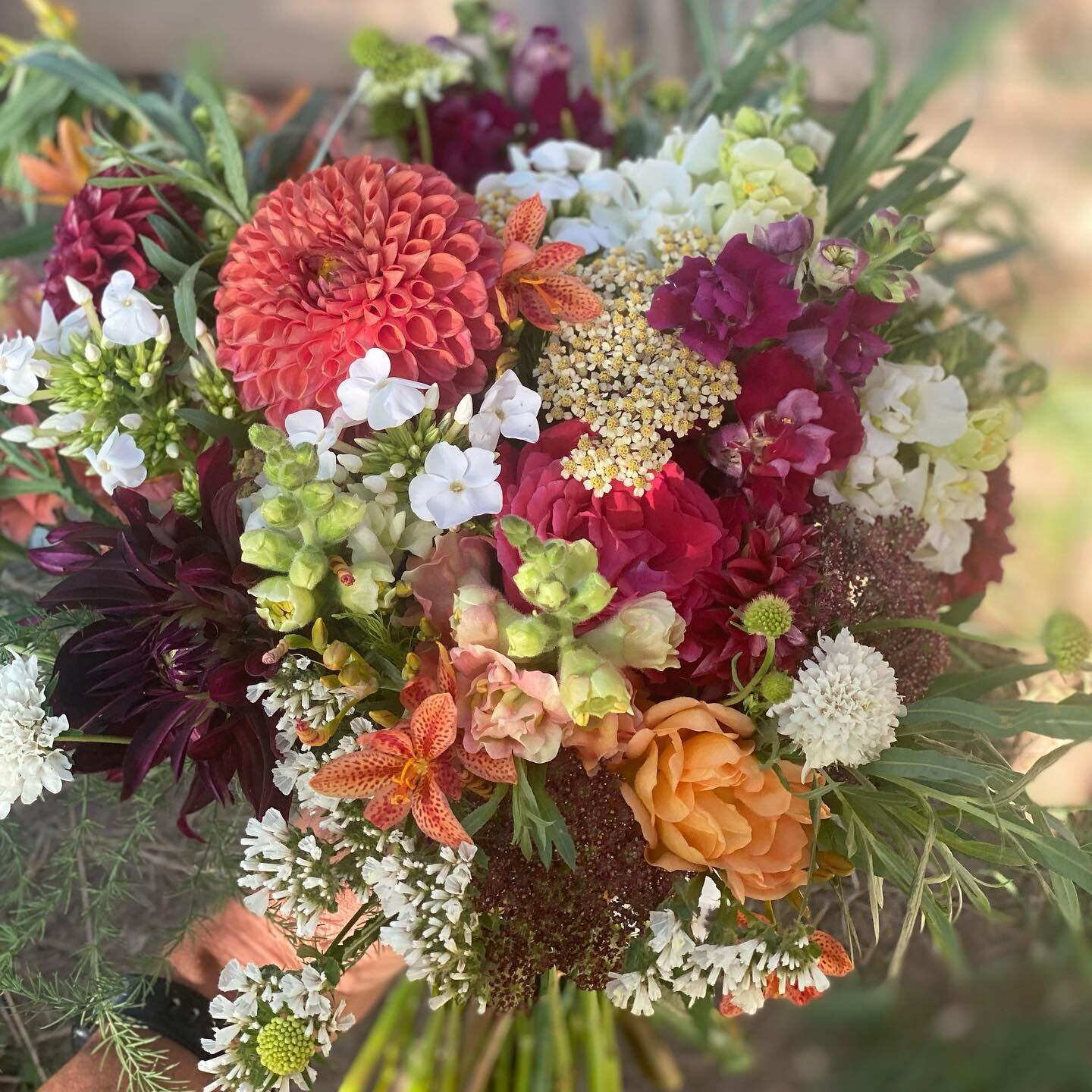 Some summertime floral design. 💐🌻🌸 #flowerfarmerflorist #flowers #floraldesign #flowerarrangement #flowerlover #localflowers