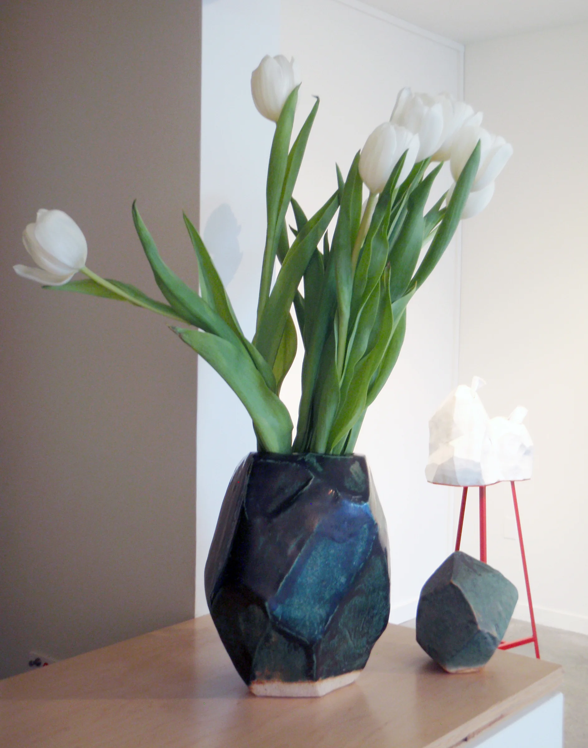 ANNA SEW HOY verte/noir (left) and verte/lichen (right), installation