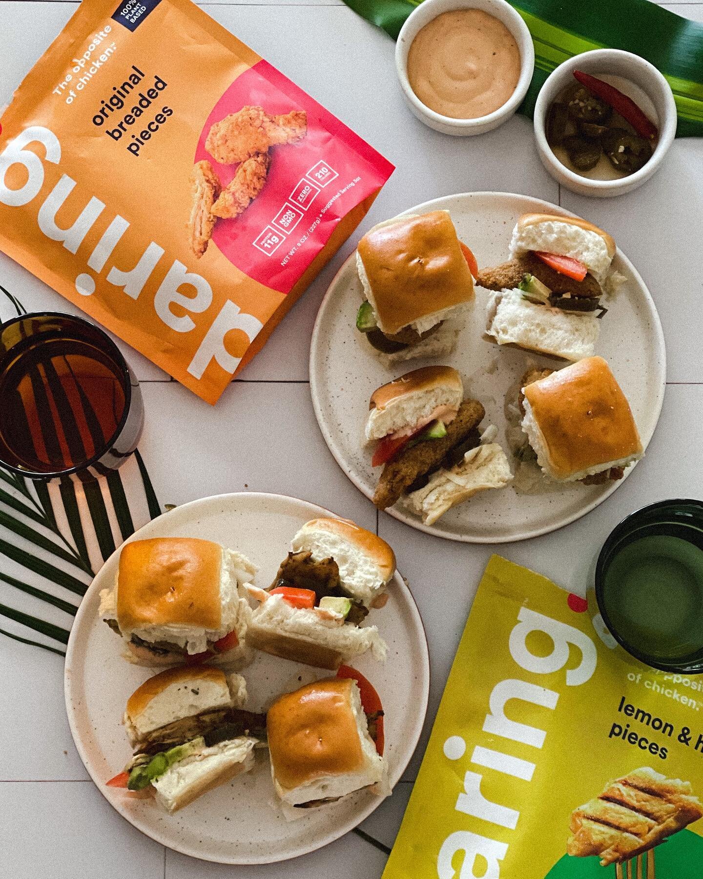 Mini fried chicken sliders with @daringfoods plant based chicken! The breaded variety is perfect for this. Pop it in the air fryer for 7 minutes and top with your favorite accoutrements and you&rsquo;ve got the best plant based, protein packed, delic