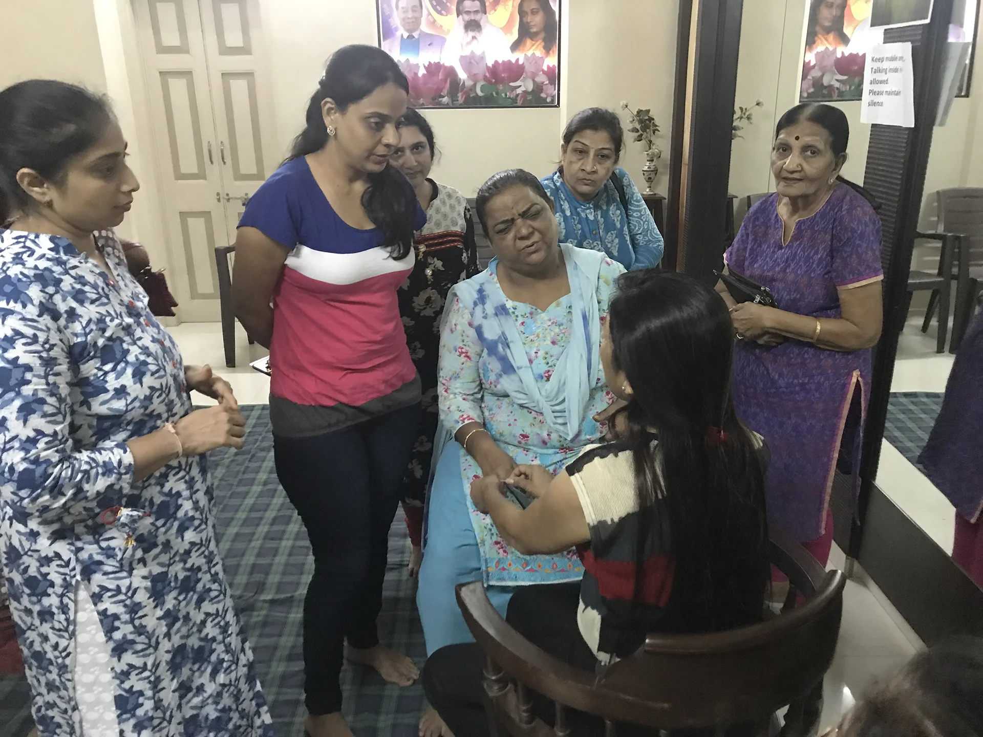  Rajshree Vora giving treatment to the patients in the Free Sujok Therapy Camp. 