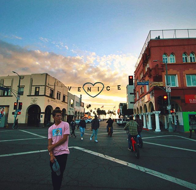 This guy in the pink shirt was doing a photo shoot at the Venice sign so I was like PERFECT, free model! Day late and a 💵 short, but happy late Valentines Day! ❤️💁🌴
