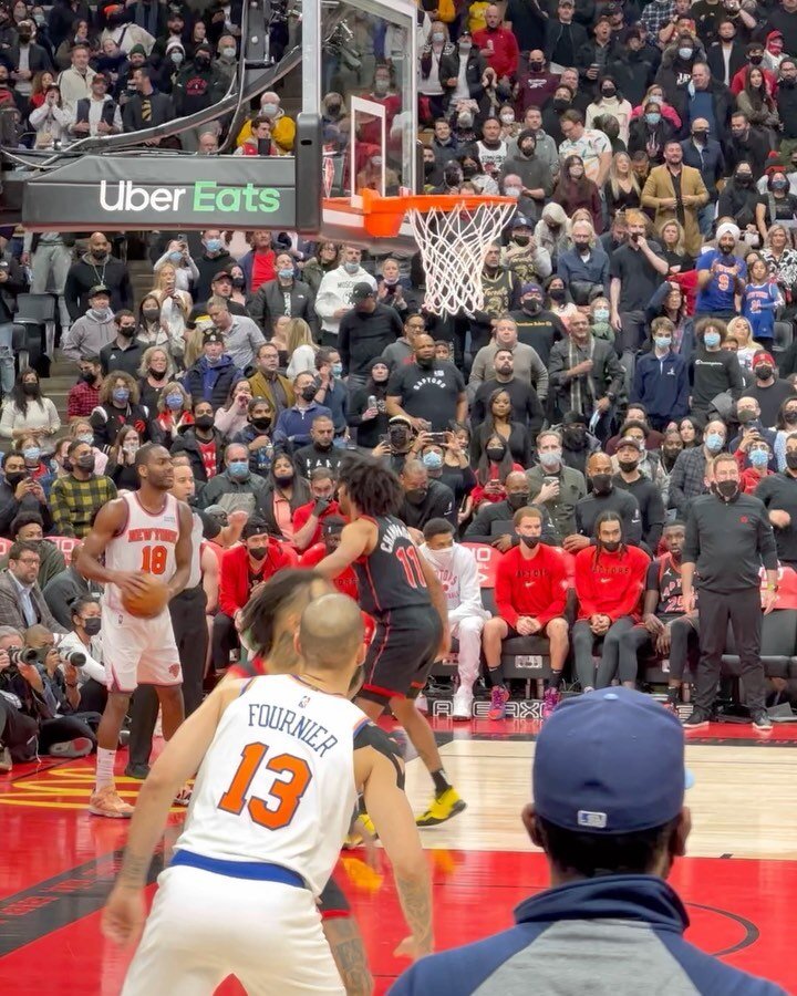 Went to my very first raptors game vs the Knicks on Friday&hellip;3rd row! Such an intense game (87 Knicks: 90 raptors) 😱😱😱! (The scream in the footage is not mine). Bless work perks 🙌🏻 #thankful #gratitude . Slowly starting to feel like a Toron